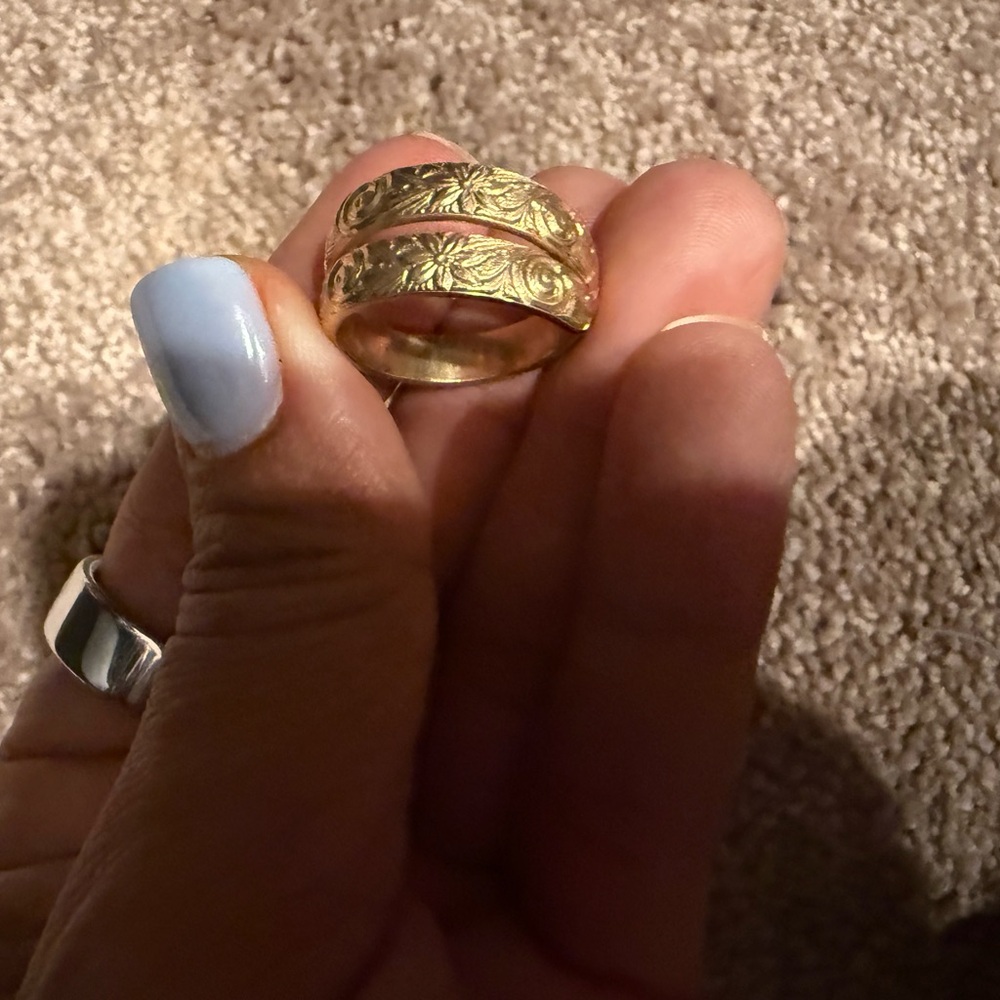 Ornate Gold Band Ring with Intricate Design